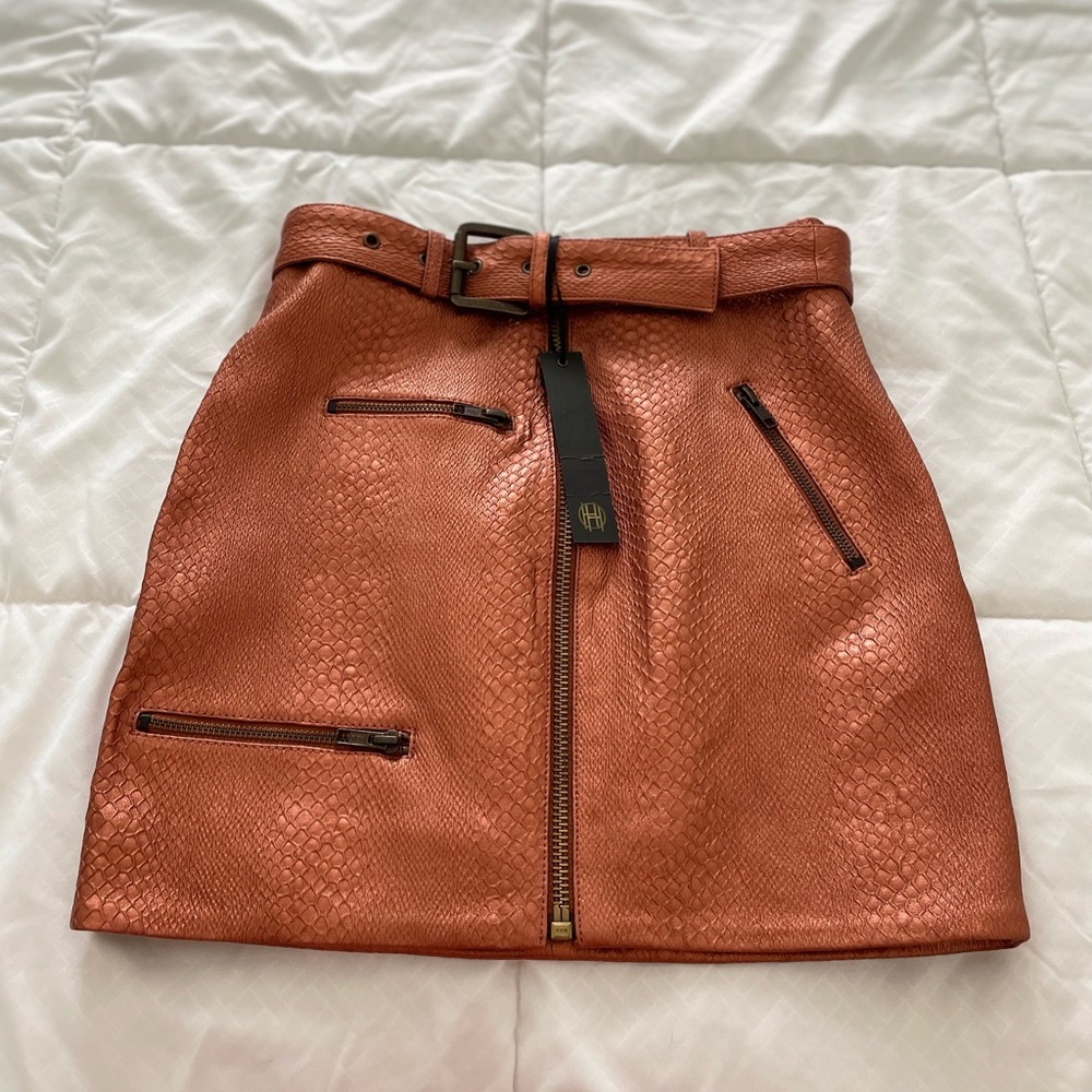 x REVOLVE Tori Skirt in Bronze
House of Harlow 1960 - Picture 11 of 12